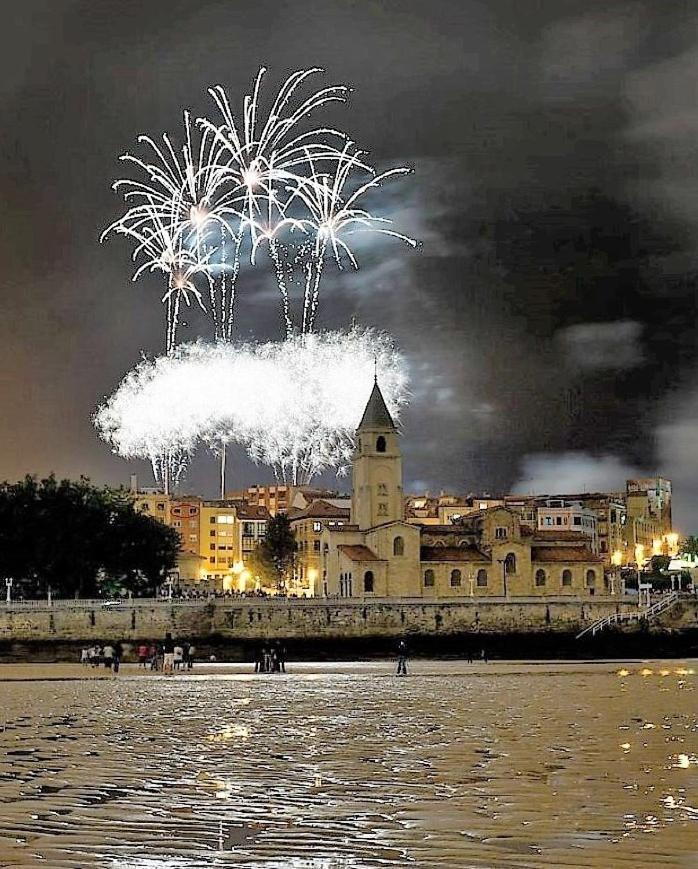 Atico En Cimadevilla Mirando Al Mar Gijon Bagian luar foto